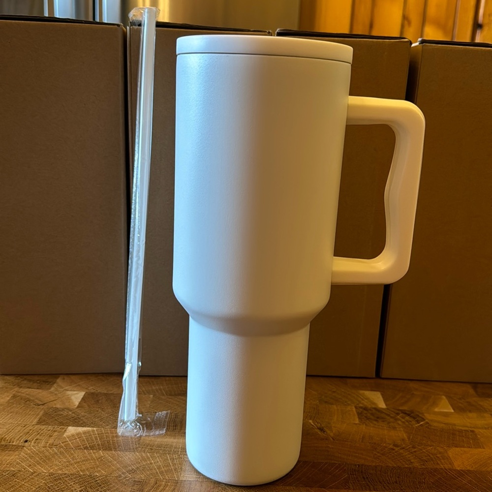 40oz Tumbler w/Handle - Double Wall Insulation - Leak Resistant. - Picture 5 of 11